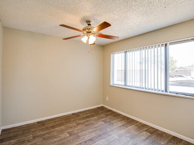 Sala de estar con pisos de estilo madera