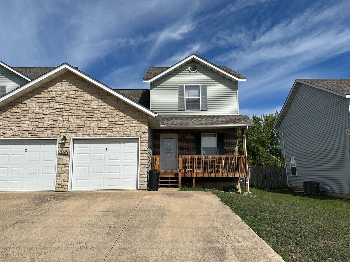 Cozy 3 bedroom, 2.5 bathroom duplex locate... - Cozy 3 bedroom, 2.5 bathroom duplex locate... House