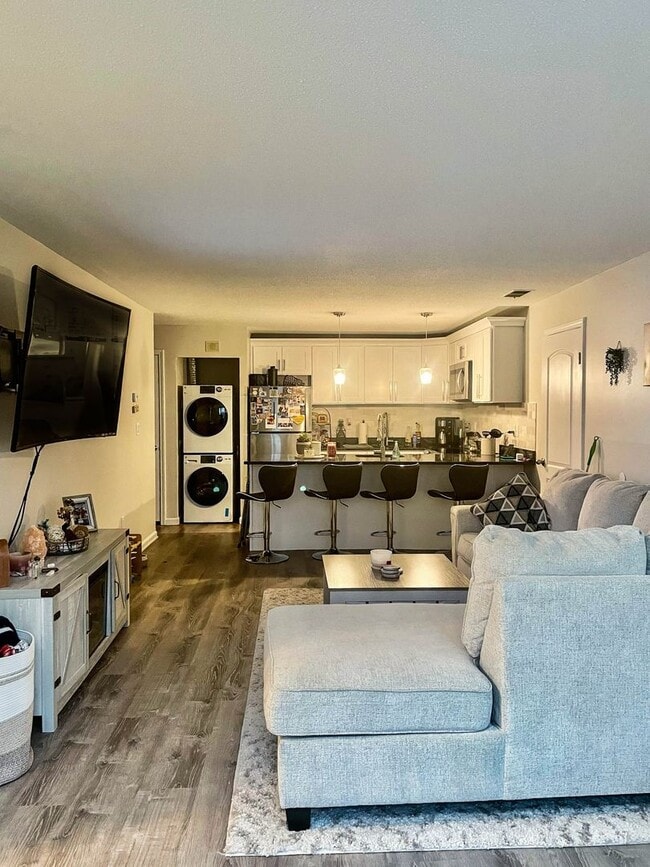 Photo - 1 Bed Condo w/ Laundry and Parking Unit 471 Whalley Ave  - J