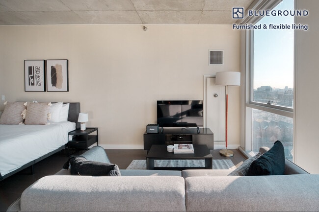 Photo - 625 W Division St Unidad FL12-ID870