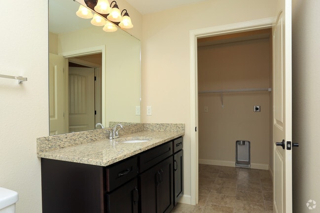 2BR - 862SF - Bathroom