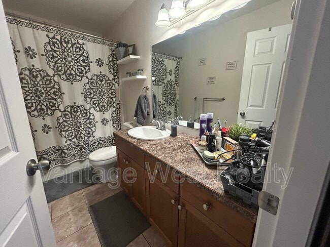 Photo - 598-598 Sutherland Ave