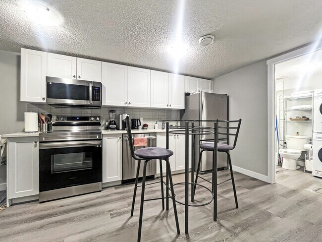 Photo - 7552 Creighton Pl SW