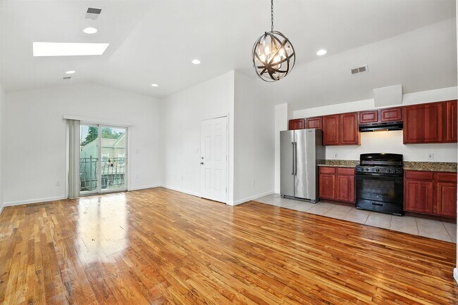 Photo - 139 Bayview Ave Unit 2