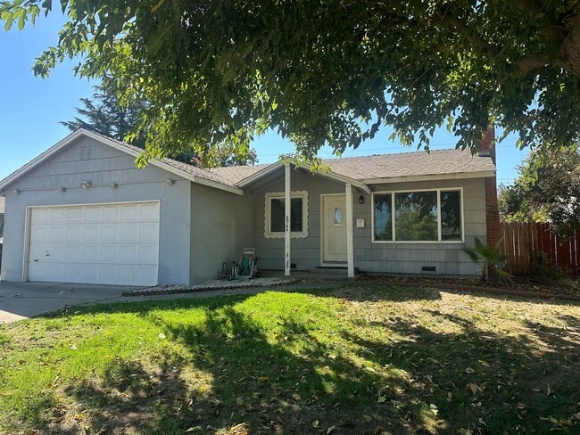 Building Photo - Three Bedroom Two Bathroom Home with Yard