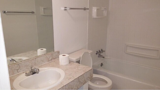 Photo - 4692 Charecote Ln Unidad D