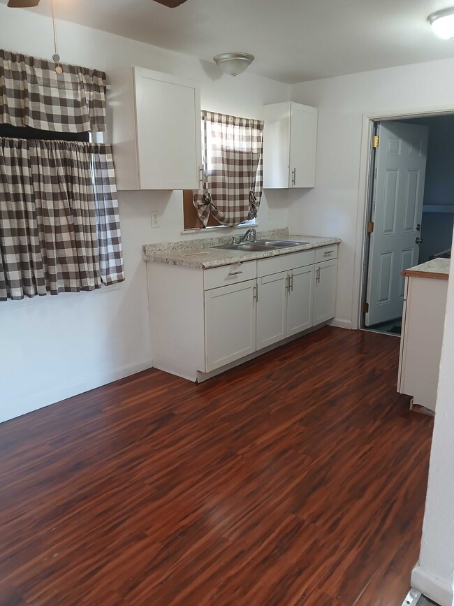 Building Photo - 2024 N Cedar Ave Rental