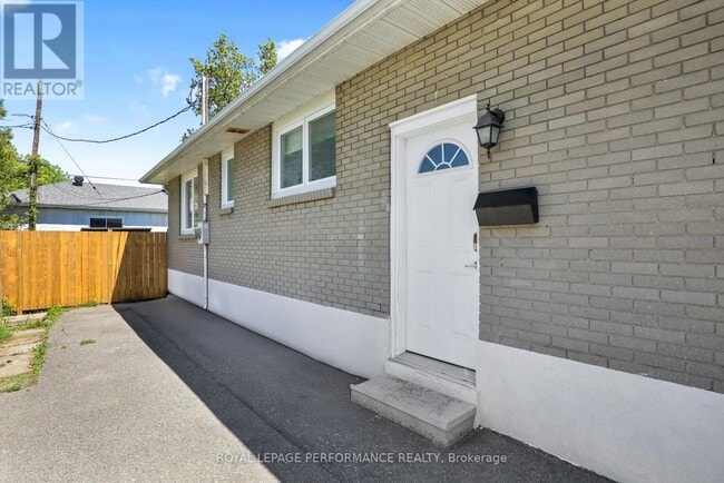 Photo - 940 Brant St