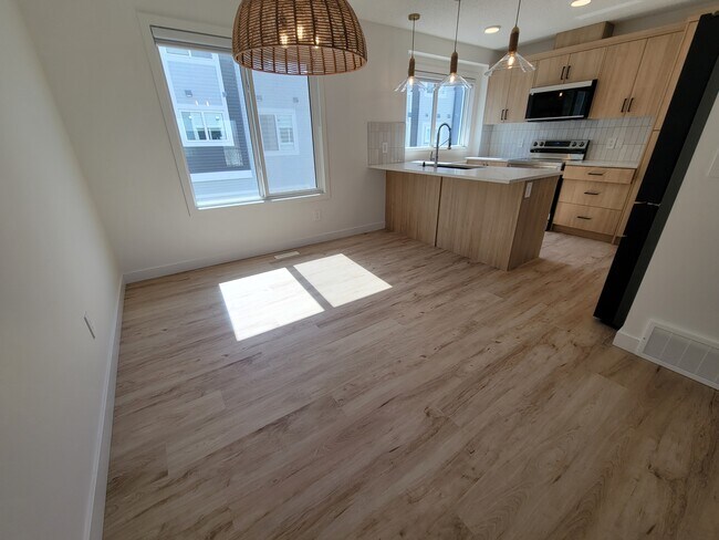 Photo - 16335-16384 84 St NW