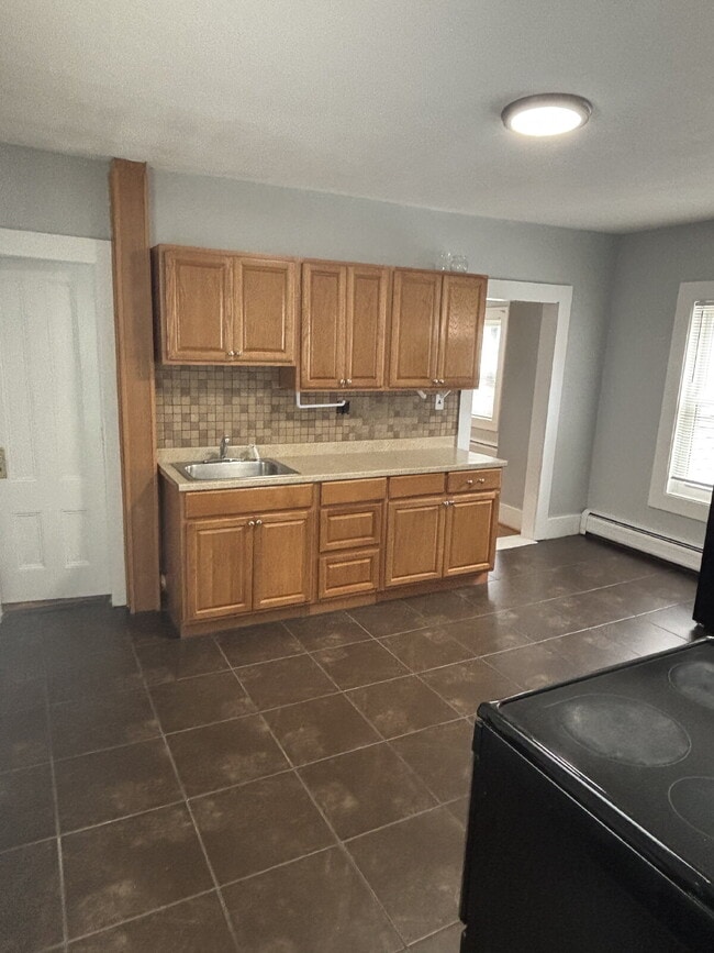 Building Photo - 2 Bedroom, 1 Bath Apartment – 38B Kinsley St, Nashua, NH – $1,600/month Unit B