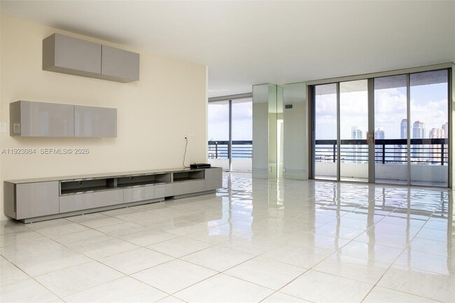 Photo - 3500 Mystic Pointe Dr Unidad 3506