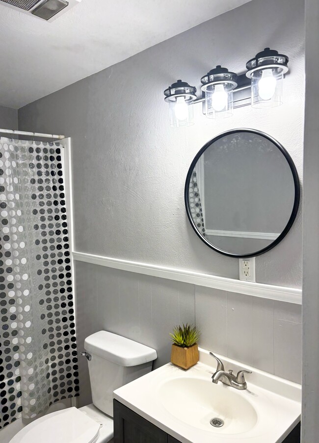 Building Photo - Birchwood Dr