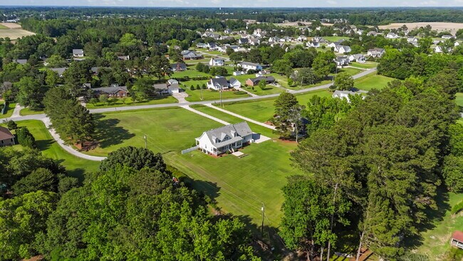 Building Photo - "Spacious Elegance Awaits: 3-Bed, 3.5-Bath... Rental