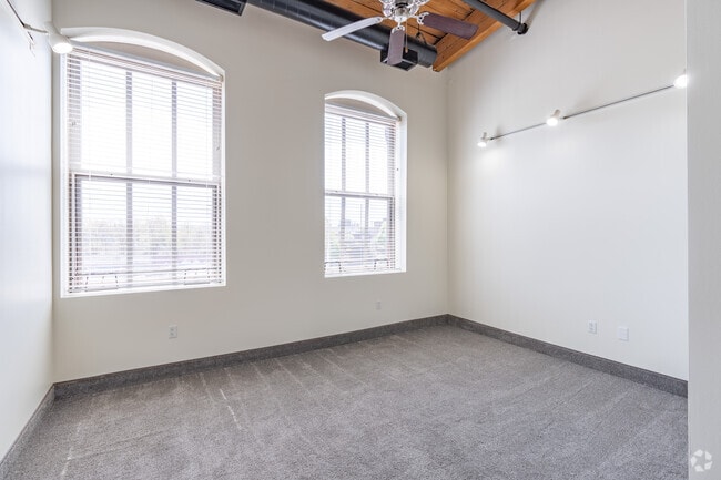 1BR, 1BA - 576SF - Living and Dining Area