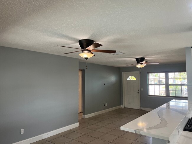 Photo - 375 Carrousel Ct