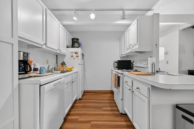 Kitchen - Chartwell Apartments