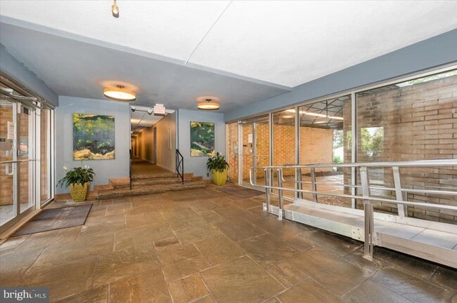 Building Photo - 4410 Oglethorpe St Unit 106