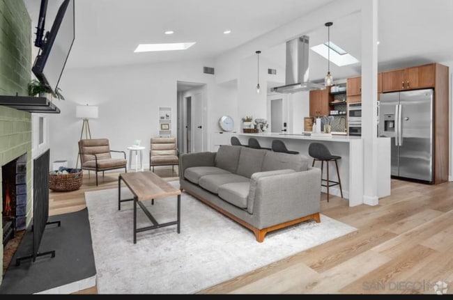 Building Photo - 9542 Larrabee Ave Rental
