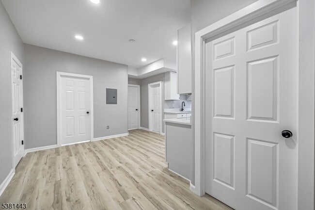 Building Photo - 59 Henry St Unit B2 Rental