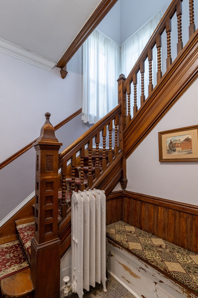 Photo - 1021 Cameron Ave Unidad Victorian Manor Suite