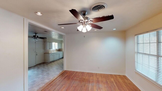 Photo - 3 Bedroom/2bath/2 Car Garage