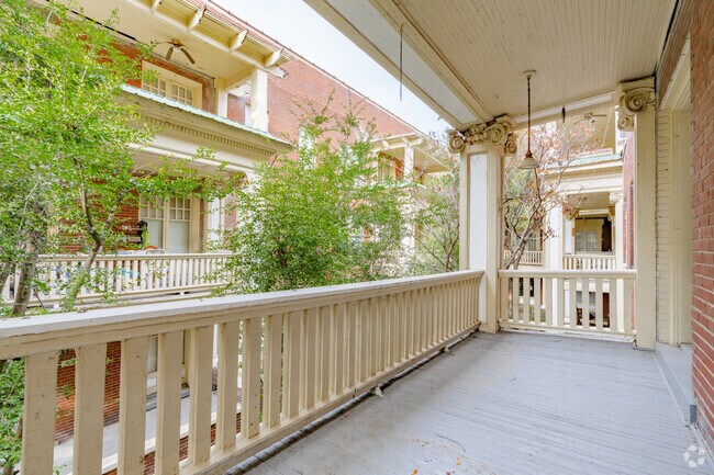 Colonial Apartments - Colonial Apartments