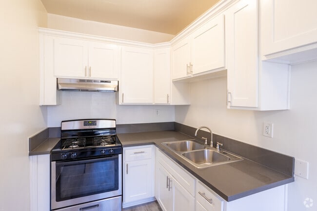 1BR, 1BA - 645SF Kitchen - Chateau Hollywood