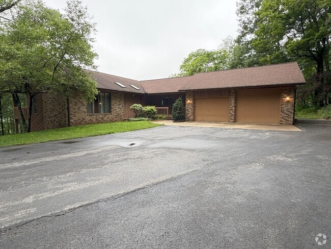 Building Photo - Single Family Home on 9.84 Acres