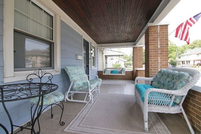 Photo - Great Location Steps From Main Street in S...