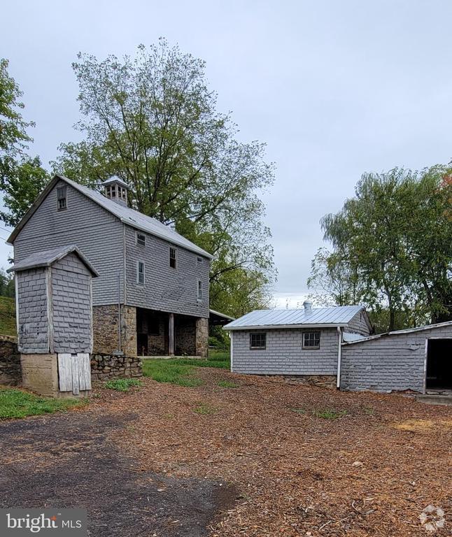 Building Photo - 7096 Pine Tree Rd Rental