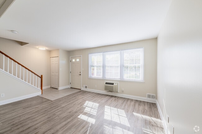 2BR, 1BA - 900SF
