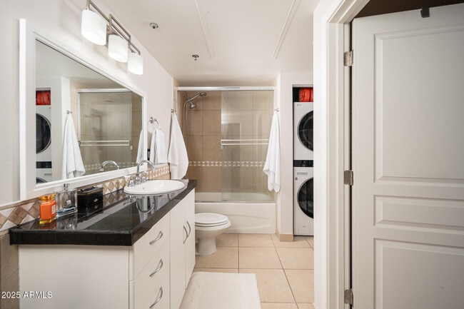 Photo - 114 W Adams St