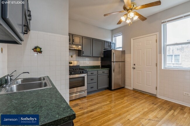 Photo - 3818 W Ainslie St