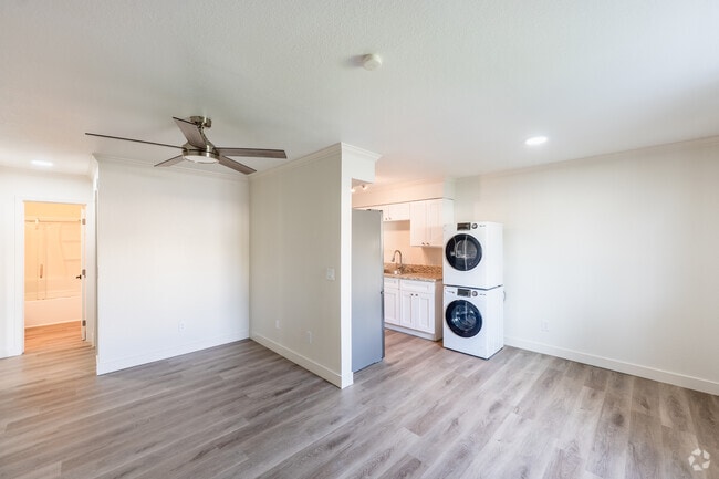 1BR, 1BA - 540SF - Living Room & Dining Area - AVA