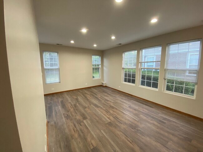 Photo - 610 Springbrook Trail N