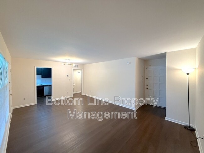 Building Photo - 4605 Coronado Dr Unit Apt D