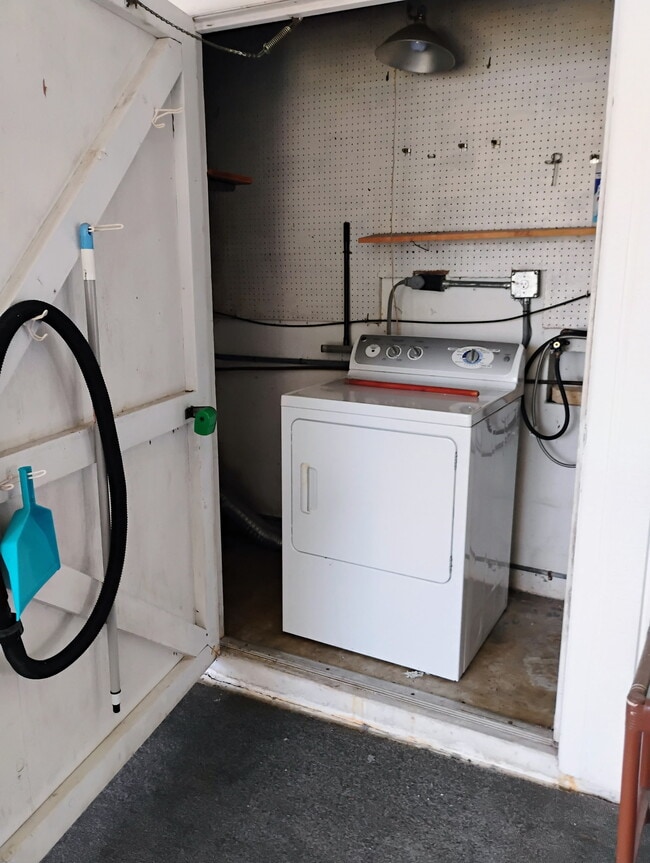 Utility room off lanai w dryer washer hookup - 2831 Swifton Dr Unit Swifton Villas 15