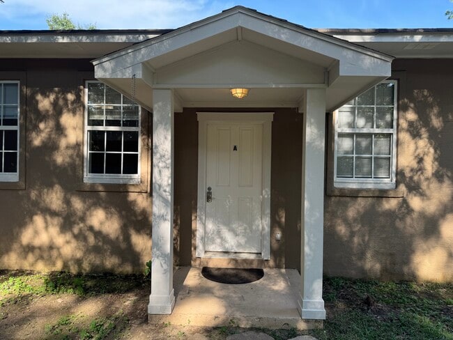 Building Photo - 11921 Woodland Ave Unit A Rental