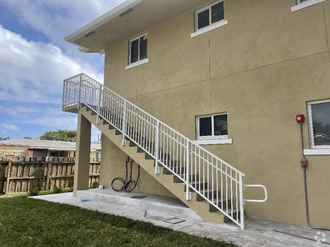Building Photo - 2311 Scott St Unit Apto 01