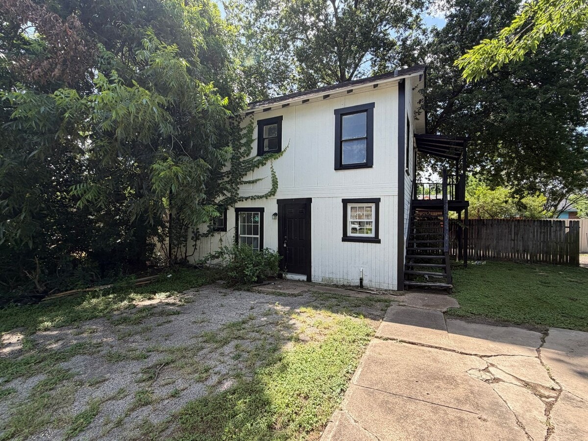 Apartment *Downstairs* Leasing Special Available* - Apartment *Downstairs* Leasing Special Available*