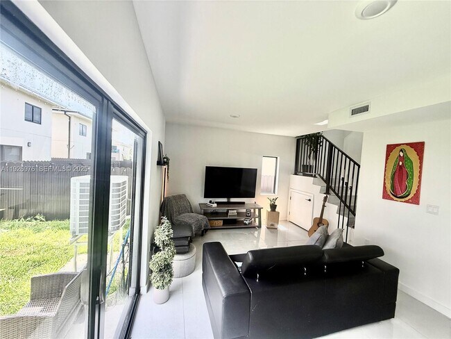 Photo - 1327 NW 2nd Ln