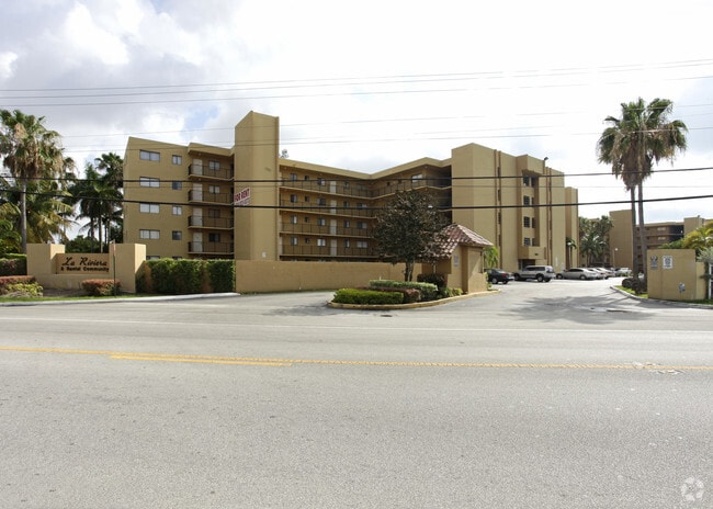 Photo - La Riviera Apartments