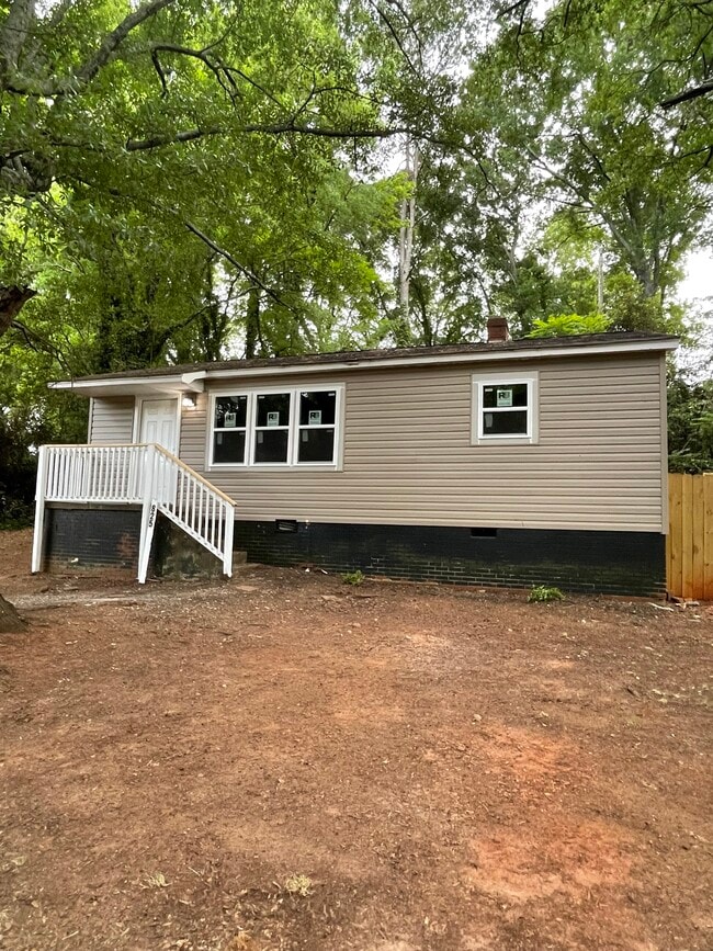 Building Photo - 825 Dora Dr