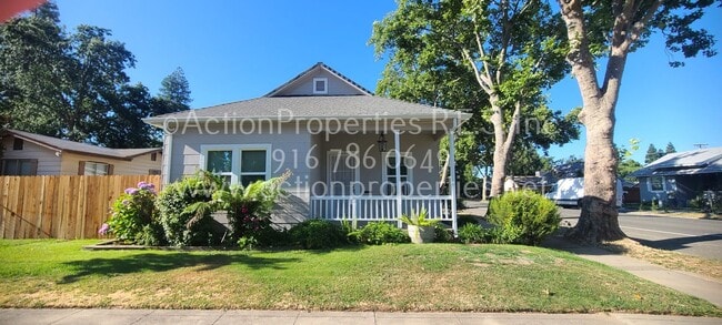 Building Photo - Updated 2 Bedroom 1 Bathroom, New Paint an... Rental