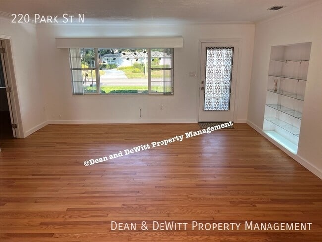 Photo - 220 Park St N