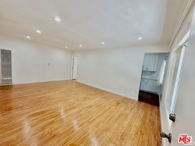 Building Photo - 1108 S Sherbourne Dr Unit 3 Rental