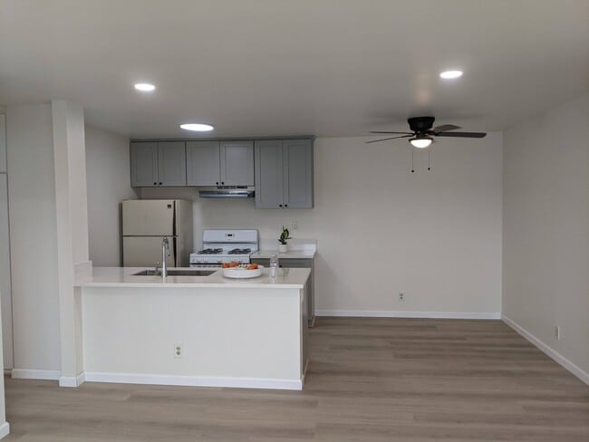 Photo - 4727 W 147th St Unidad 202