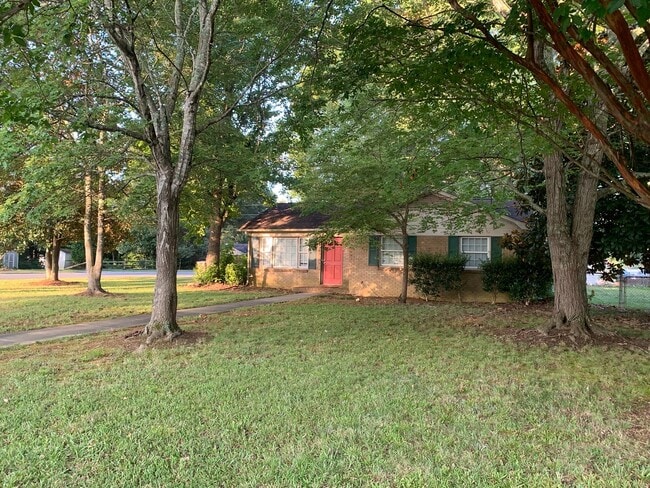 Building Photo - Charming Three Bedroom Home in Beacon Hills!