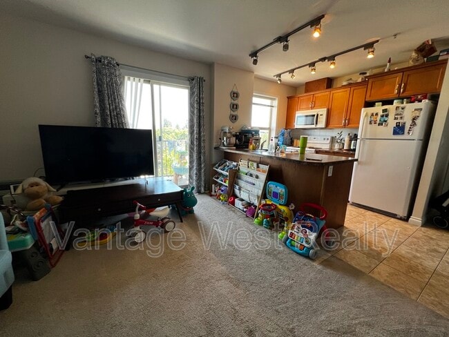 Photo - 402-598 Sutherland Ave