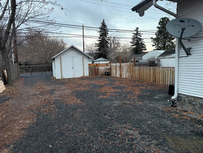 Photo - 237 Basin St SW